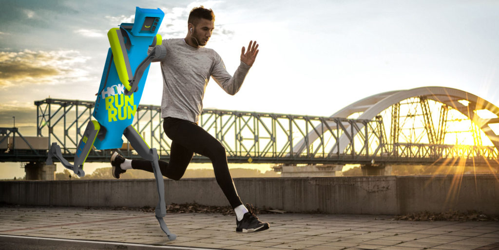 Photo robot et runner en train de courir